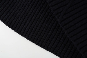 Gros plan détaillé du tissu en maille côtelée noire montrant la texture et les rayures