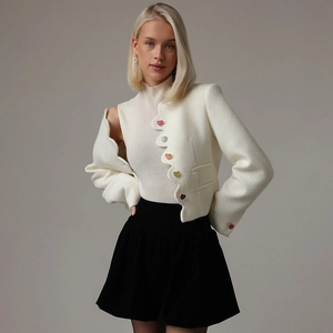 Giacca corta bianca da donna con eleganti bordi a conchiglia e bottoni colorati a cuore