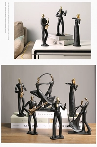 Détail de statues de musiciens noir et or et danseurs pour la décoration d'étagère