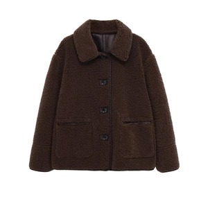 Giacca da donna in ecopelliccia marrone scuro con colletto a rever e tasche