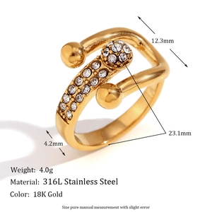 Anello in acciaio inossidabile placcato oro 18K con fibbia asimmetrica e micro pavé