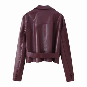 Veste pour femme en similicuir bordeaux avec ceinture nouée et coutures au dos