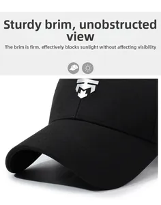 Détail de la casquette noire en coton montrant le bord incurvé et le logo argenté