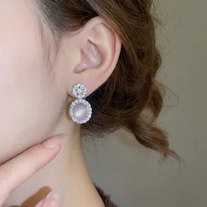 Élégantes boucles d'oreilles en argent avec calcédoine ovale et accents de zircon brillants