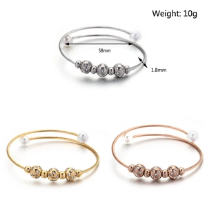 Vista dei bracciali a filo ritorto in argento, oro e oro rosa con estremità in perla