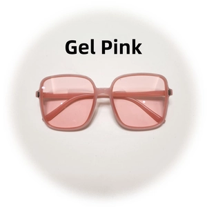 Detalle de las elegantes gafas de sol cuadradas de gran tamaño en color rosa gelatina