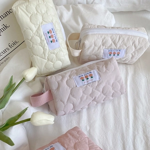 Astucci in tela trapuntata a fiori color crema e rosa con etichetta tulipano minimalista