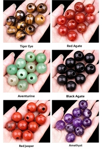 Nahaufnahme verschiedener Naturkristall- und Achat und Achat 18mm Großlochperlen für DIY-Schmuck