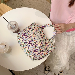 Détail du sac cabas en toile à fleurs vintage avec imprimé tulipes et étiquette tissée