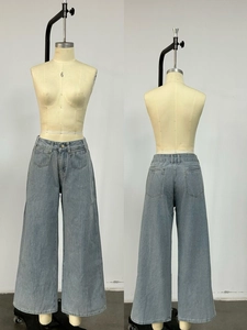 Detaillierte Vorder- und Rückansicht der hellblau gewaschenen Straight Leg Jeans für Damen