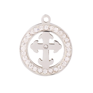 Détail macro du pendentif géométrique en argent avec croix et cercle sertis de cristaux