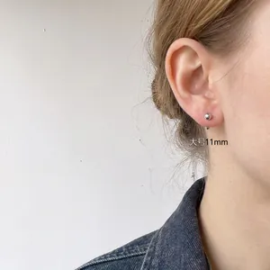 Vista de pendientes de bola de plata de 11mm en la oreja para ver el tamaño
