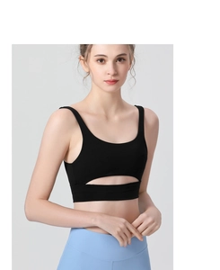Détail d'un soutien-gorge de sport noir avec découpe frontale et tissu respirant