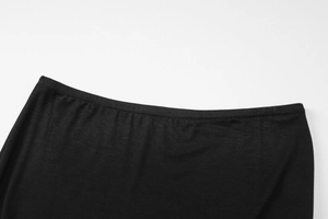 Détail de l'ensemble robe noire montrant les coutures à la taille et la texture du tissu doux