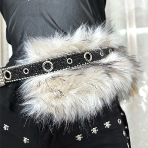 Ceinture Y2K en fausse fourrure punk avec œillets métalliques sur sangle noire brillante