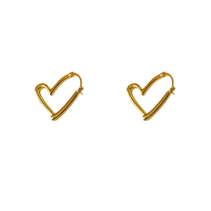 Boucles d'oreilles créoles cœur évidé dorées minimalistes au fini métal poli