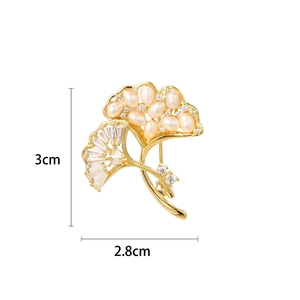 Spilla a foglia di ginkgo dorata con perle e zirconi, dimensioni 3 cm per 2,8 cm