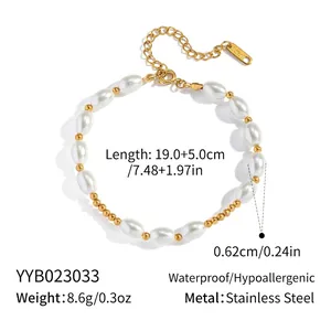 Vue détaillée du bracelet de perles avec perles dorées et fermoir en acier inoxydable