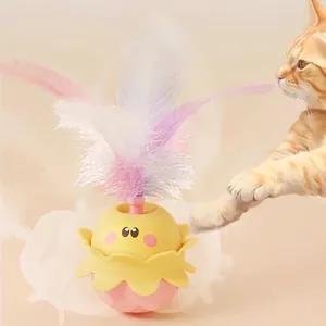 Gioco interattivo per gatti a forma di uovo con piume colorate e sensore di movimento