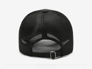 Détail arrière d'une casquette de baseball en mesh noir avec boucle métal réglable