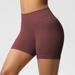 Détail de la taille haute côtelée sans couture sur le short de yoga rouge foncé