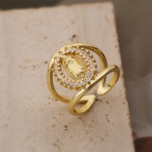 Anello dorato con rilievo della Vergine Maria e cristalli su pietra naturale