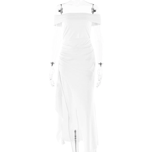 Détail d'une robe maxi blanche à épaules dénudées avec fente latérale et fronces