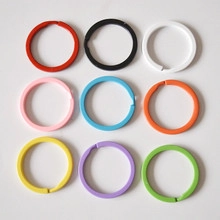 Detailed grid showing nine vibrant colors of painted heart-shaped keychain alloy rings