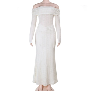 Détail d'une robe de soirée blanche à épaules dénudées avec manches texturées et plis