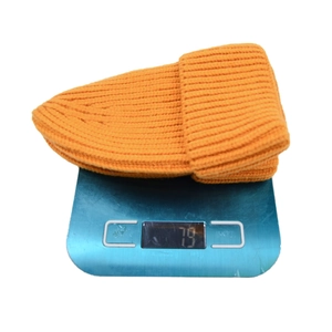 Berretto in maglia a coste arancione acceso unisex da 79g su bilancia, stile casual