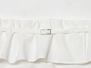 Gros plan sur le tissu en nylon blanc avec boucle de ceinture rectangulaire en métal argenté