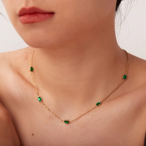 Élégant collier plaqué or 14K avec cinq zircons verts rectangulaires sur chaîne fine