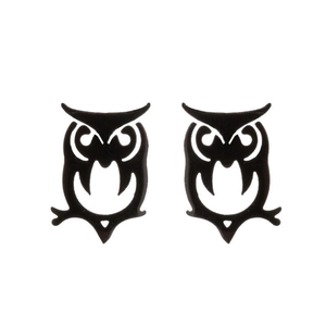 Boucles d'oreilles hibou en acier inoxydable noir ajouré pour femme sur fond blanc