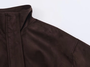 Detailaufnahme von Kragen und Nähten der dunkelbraunen Bomberjacke aus Wildleder
