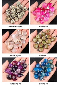 Gros plan de pendentifs en forme de cœur de 16mm en agate naturelle et pierres fines