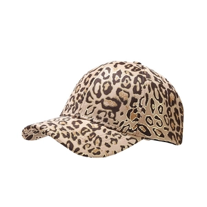 Berretto da baseball con stampa leopardata e dettagli dorati visto di profilo laterale