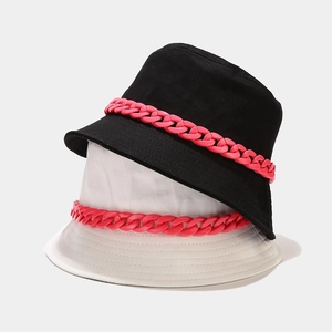 Set di cappelli alla pescatora in cotone bianco e nero con catena decorativa rosa
