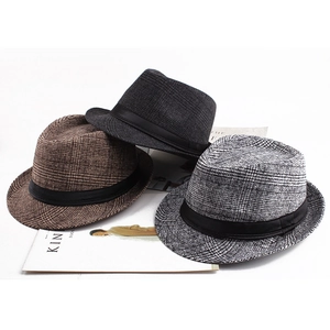 Gros plan détaillé de trois chapeaux fedora à carreaux marron et gris avec ruban noir