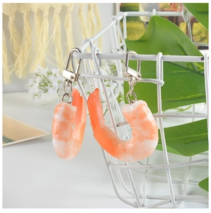 Realistisch PVC-garnalenmodel sleutelhanger hangend aan een witte metalen mand