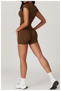 Détail du short de yoga taille haute avec effet sculptant scrunch butt en marron