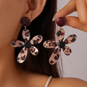 Vintage leopard print resin flower earrings for women in trendy brown acrylic finish