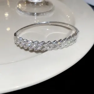 Bracelet jonc ouvert cœur plaqué or 18 carats avec zircons et design tressé élégant