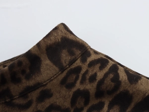 Nahaufnahme der Leopardenmuster-Stoffstruktur und hochwertigen Nähte am rückenfreien Kleid