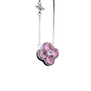 Collier pendentif fleur en zircon rose avec chaîne argentée et détail de papillon