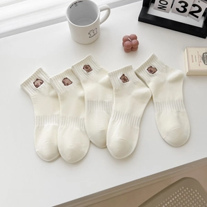 Set di cinque calze beige in cotone con ricamo a forma di orsetto marrone in dettaglio