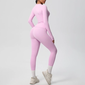 Vista laterale del set da yoga rosa con leggings a vita alta e maglia a maniche lunghe