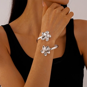 Gros plan du bracelet manchette fleur argentée polie avec texture détaillée des pétales