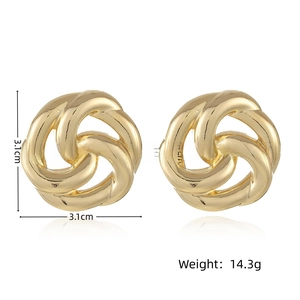Detailed view of 3.1cm twisted gold geometric earrings with weight and size specifications