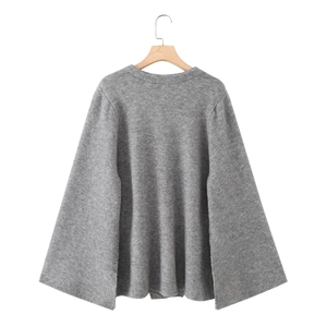 Cappotto in maglia grigio chiaro stile francese con maniche a kimono su stampella