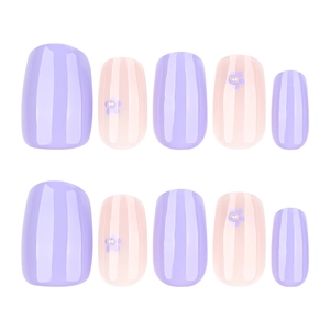 Faux ongles carrés courts lilas et rose pastel avec fleurs 3D et perles élégantes